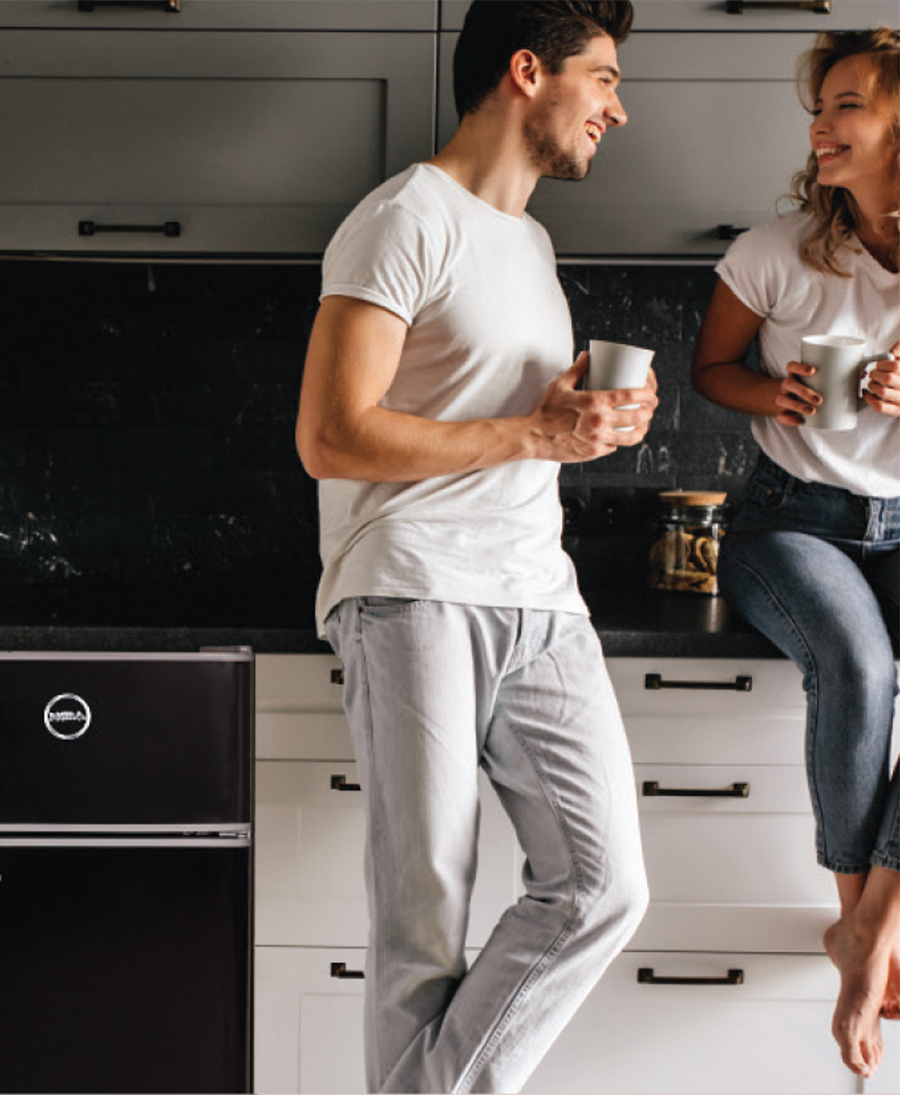 Heladera Top mount de Frost Modelo A128, pareja desayunando en cocina