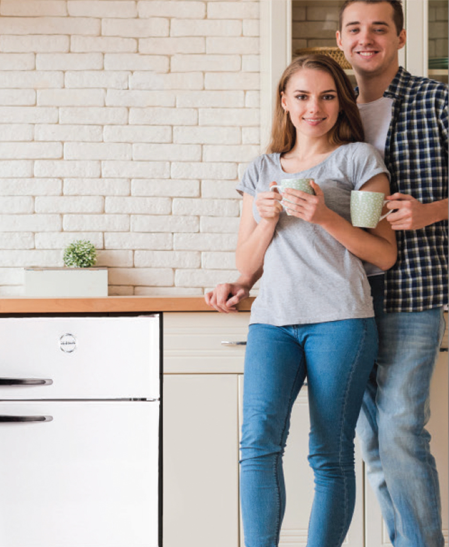 Heladera Top mount de Frost Modelo A128, pareja desayunando en cocina